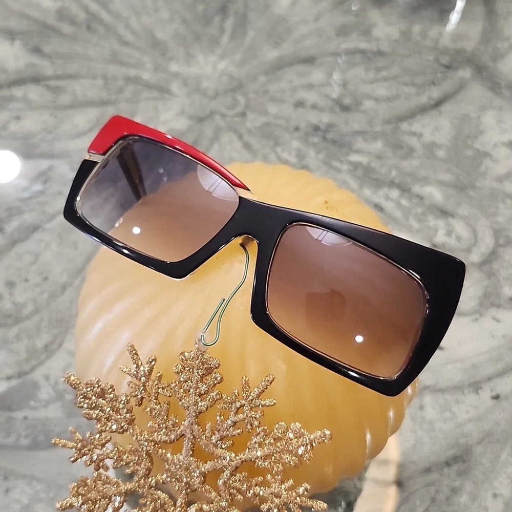 Ultra Graffitis France rectangular sunglasses Avante garde Black And Red 1980